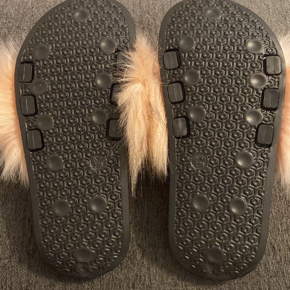 New Women’s Faux Fur Fancy Slippers SZ 9 - Picture 2 of 2
